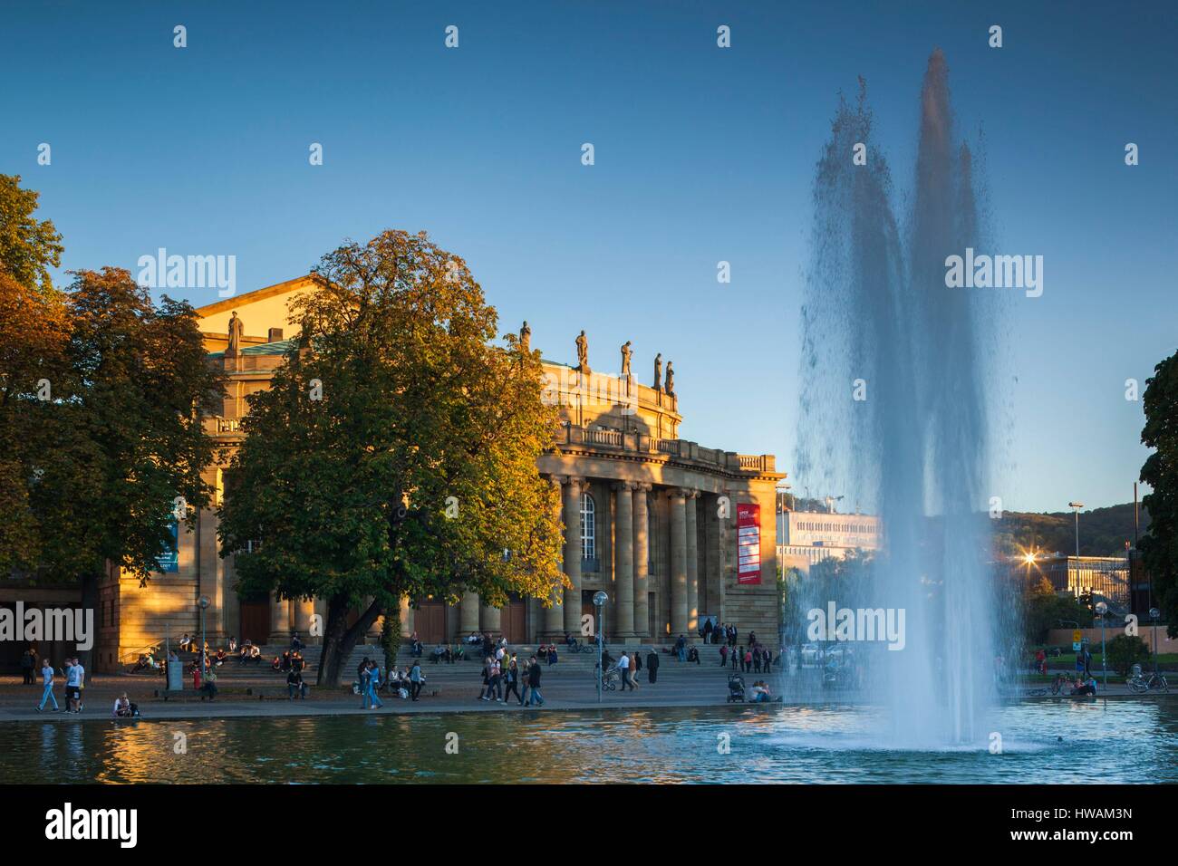 Deutschland, Baden-Wurttemburg, Stuttgart, Staatstheater und Brunnen, Sonnenuntergang Stockfoto