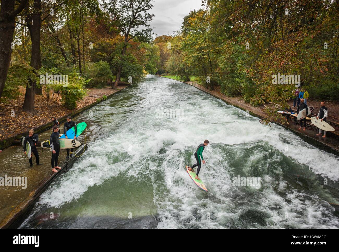Deutschland Bayern Munchen Englischen Garten Park Eisbach