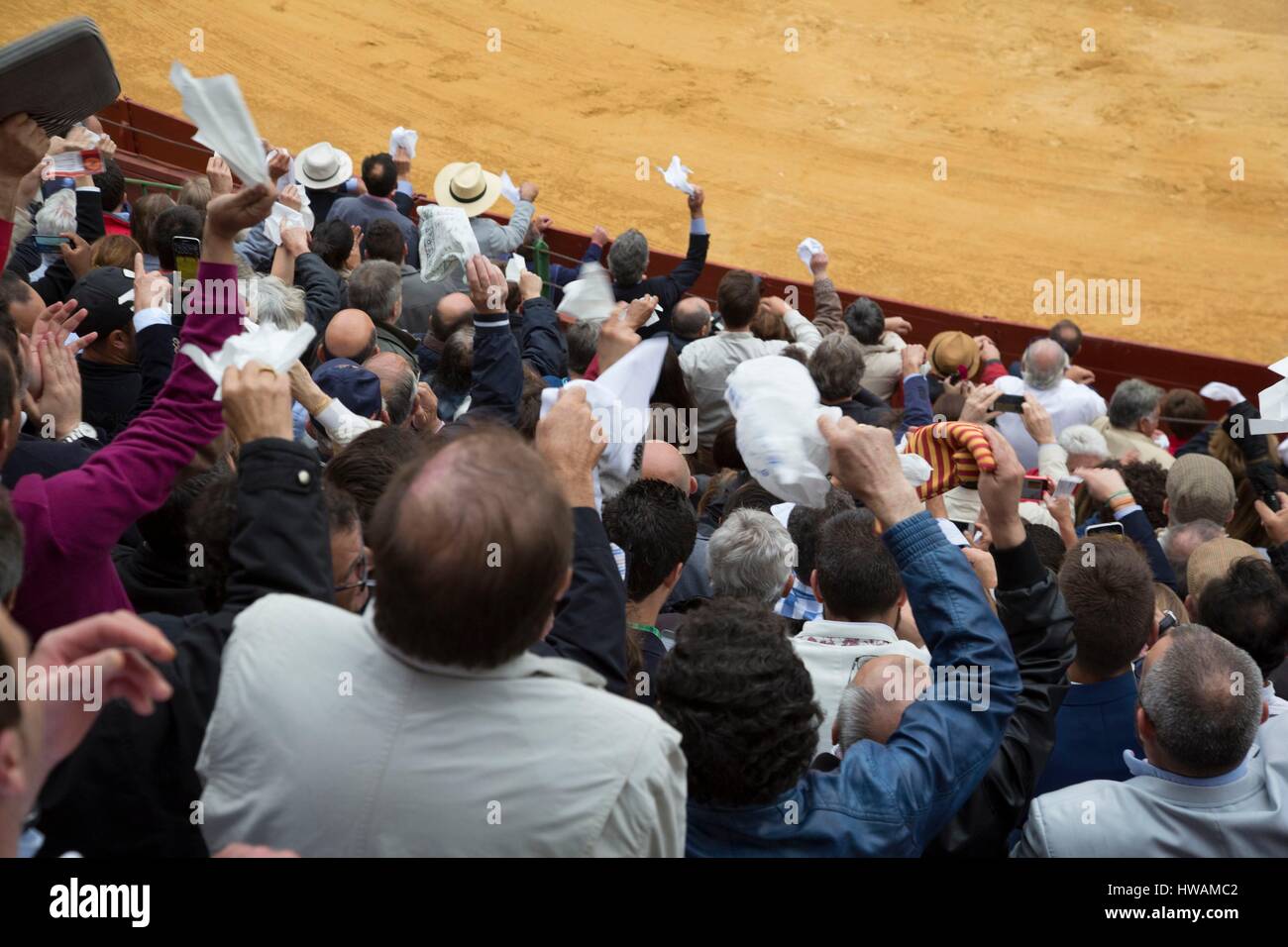 Spanien, Andalusien, Sevilla, das Publikum fragt eine Bull-Ohr zur Belohnung Stierkämpfer, Mai 2016 Stockfoto