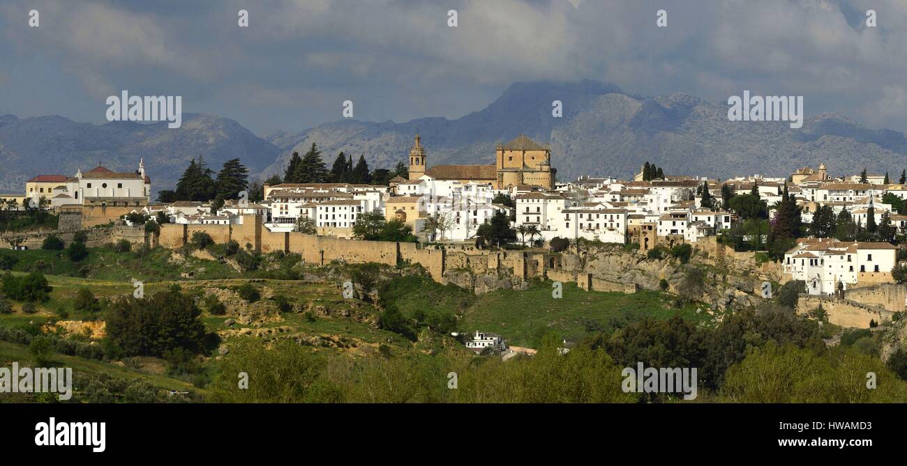 Spanien, Andalusien, Ronda, mit den Serennia de Ronda-Bergen im Hintergrund Stockfoto