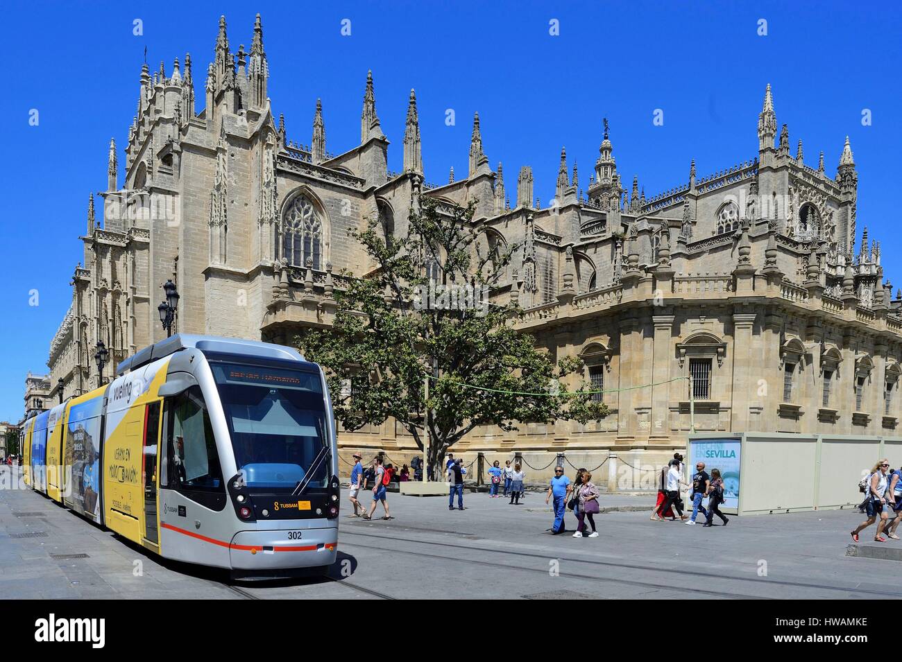 Spanien, Andalusien, Sevilla (Sevilla), Dom, Weltkulturerbe der UNESCO, Straßenbahn Stockfoto