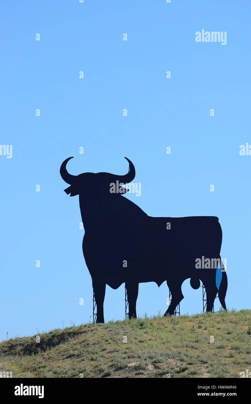 Spanien, Andalusien, El Toro Osborne, Symbol für den spanischen Stier in einem Feld (Werbung für Osborne, ein Geist-Fabrik) Stockfoto