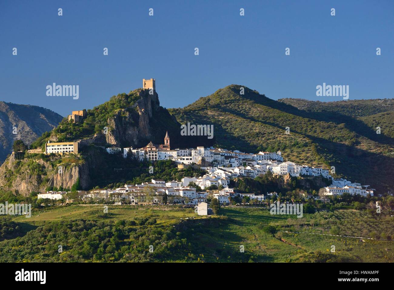 Spanien, Andalusien, Cadix Provinz, Zahara De La Sierra, Naturpark Sierra de Grazalema, weißen Dorf, Blick auf das Dorf auf einem Felsvorsprung und fortif Stockfoto