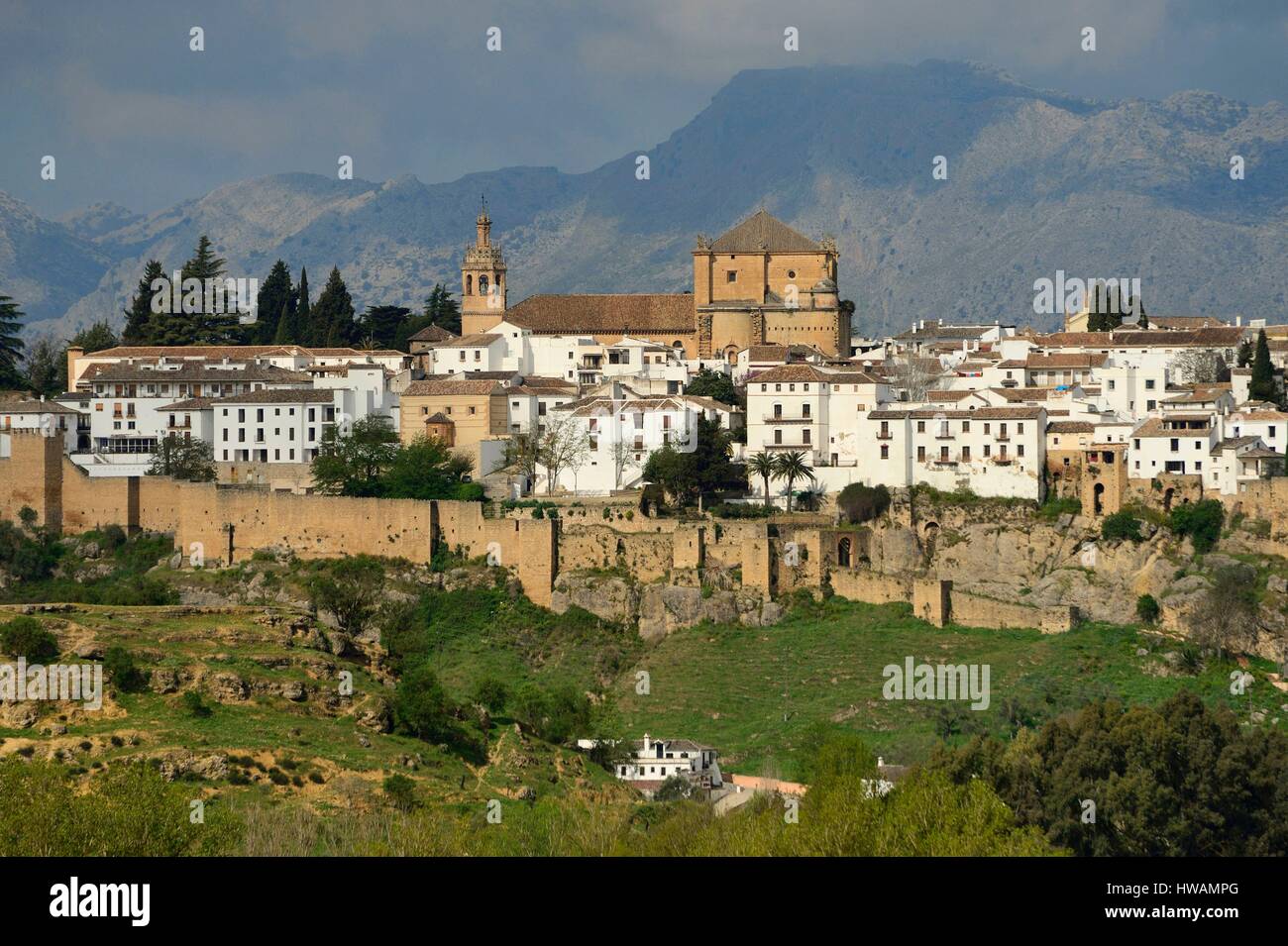 Spanien, Andalusien, Ronda, mit den Serennia de Ronda-Bergen im Hintergrund Stockfoto