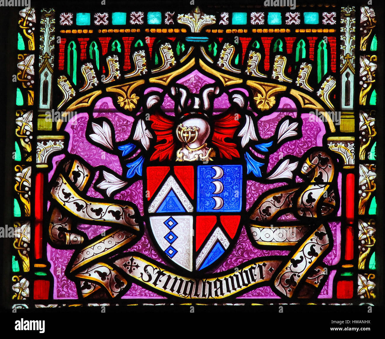 Glasfenster in der Kirche von unserer lieben Frau von der Sablon in Brüssel, Belgien, Darstellung eines Wappens einer Adelsfamilie aus Brüssel Stockfoto