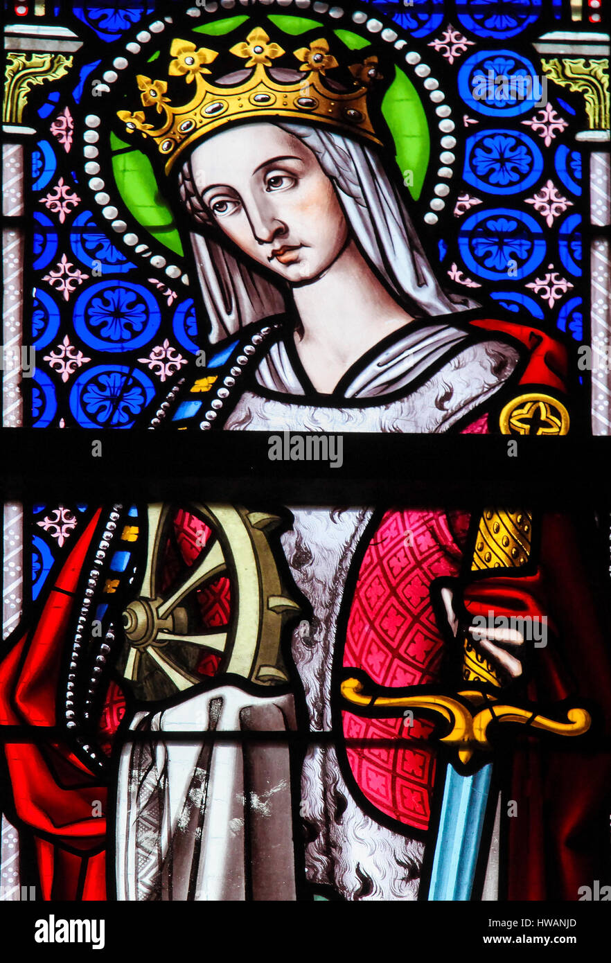 Glasfenster in der Kirche die Sablon in Brüssel, Darstellung der Heiligen Katharina von Alexandrien, auch bekannt als die Heilige Katharina von Rad und der Gre Stockfoto