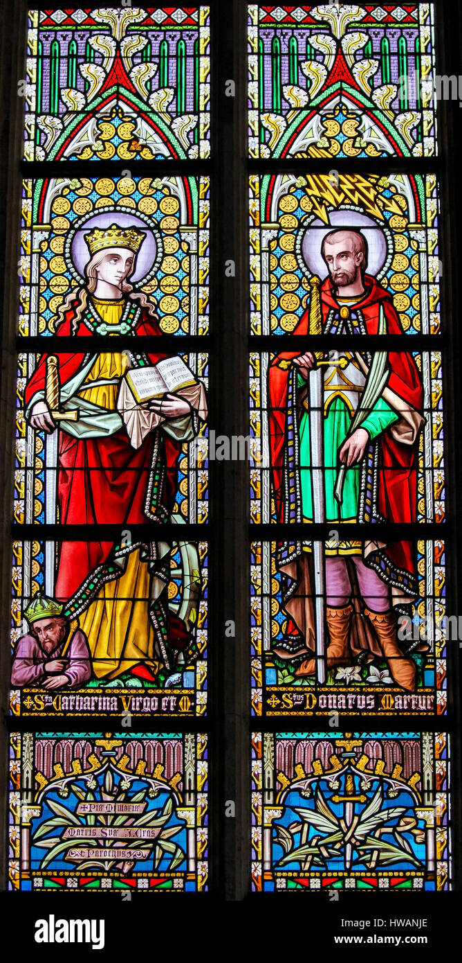 Glasfenster in der Kirche von unserer lieben Frau von der Sablon in Brüssel, Darstellung, St. Katharina und St. Donatus, Patron gegen Lightning strik Stockfoto