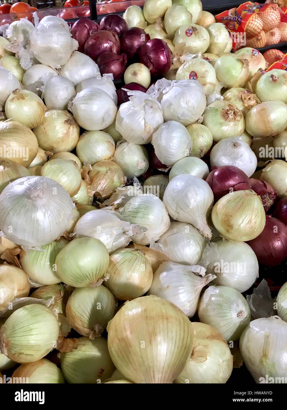 Zwiebeln in Lebensmittelgeschäft Stockfoto