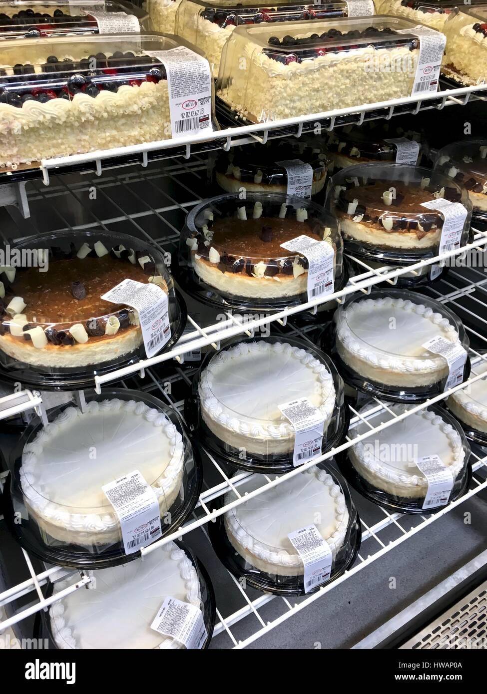 Frische Backwaren Kuchen in der Bäckerei Costco Stockfoto