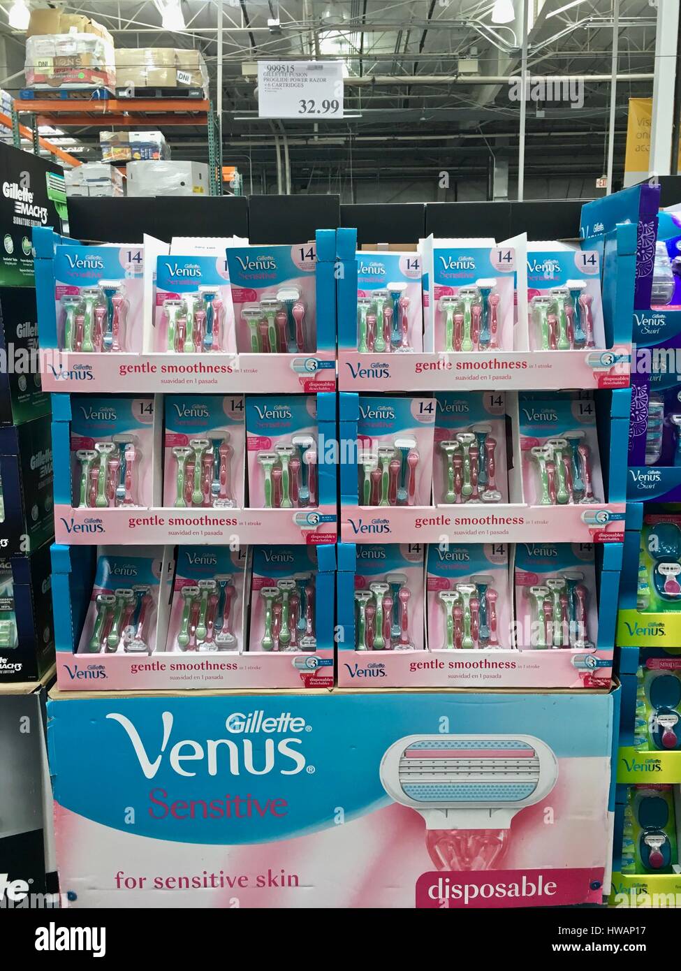 Frauen Rasierer in loser Schüttung bei Costco Stockfoto