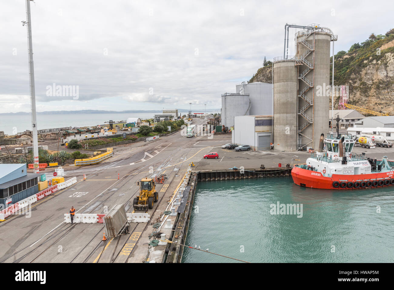 Schleppern vertäut im Hafen von Napier mit Silos im Hintergrund, Neuseeland, Stockfoto