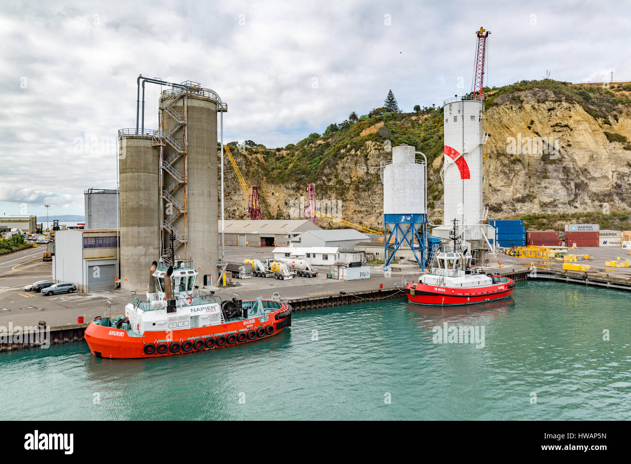 Schleppern vertäut im Hafen von Napier mit Silos im Hintergrund, Neuseeland, Stockfoto