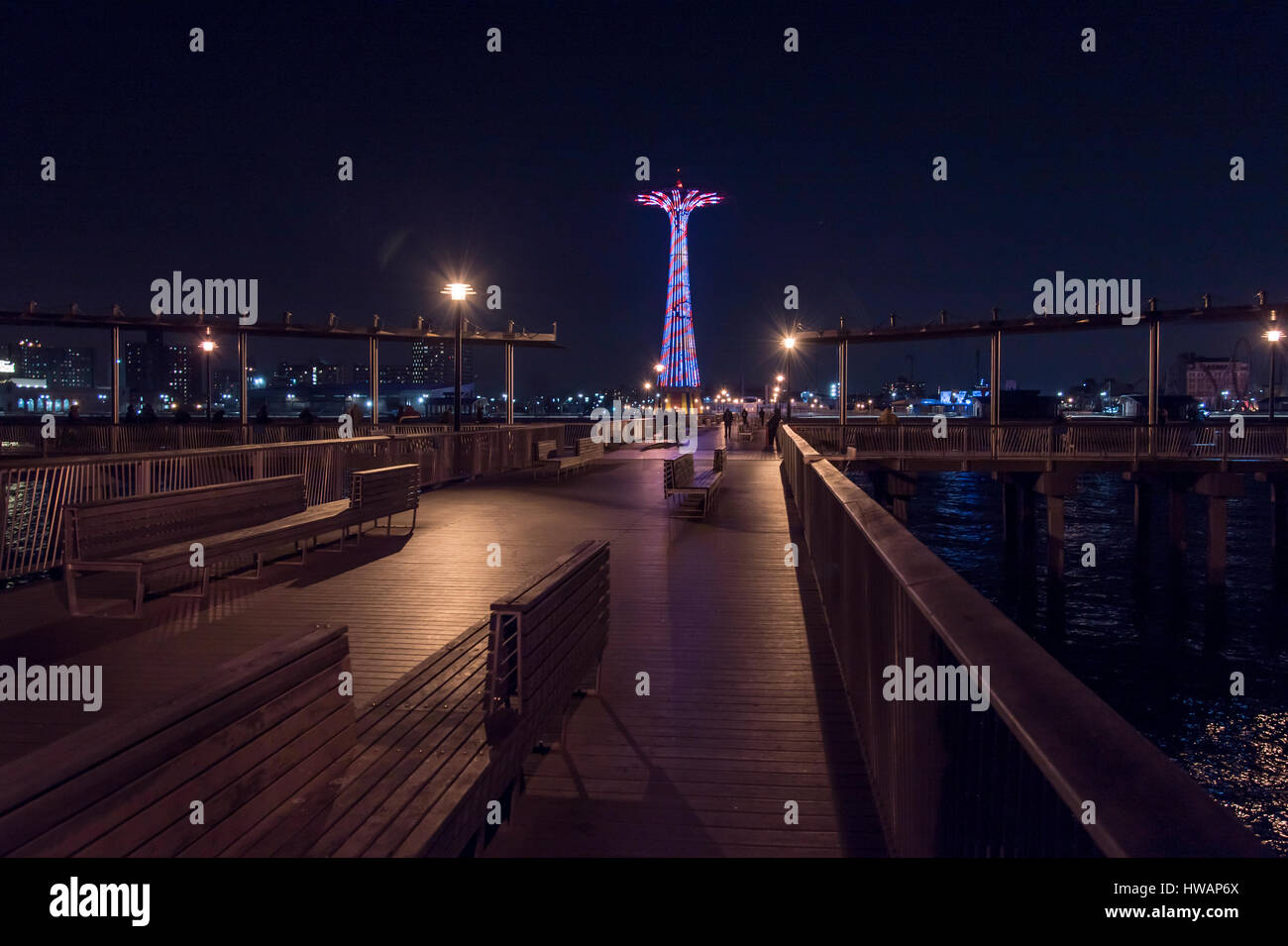 Blick auf Coney Island Luna Park in der Nacht vom Steeplechase Pier Stockfoto