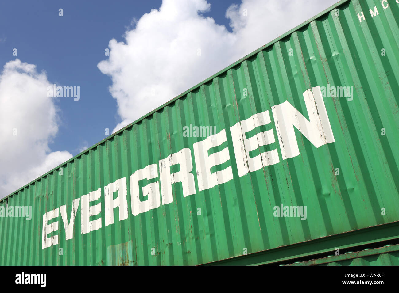 Immergrüne 40 ft intermodal Container. Evergreen mit Hauptsitz in Taiwan ist eine globale Container-Freight-Reederei. Stockfoto