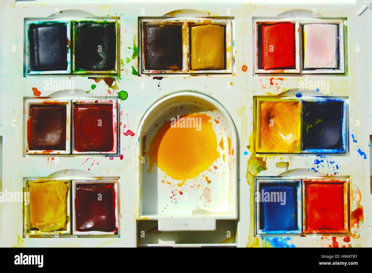 Gebrauchte Aquarellmalpalette mit leuchtenden Farben Stockfoto