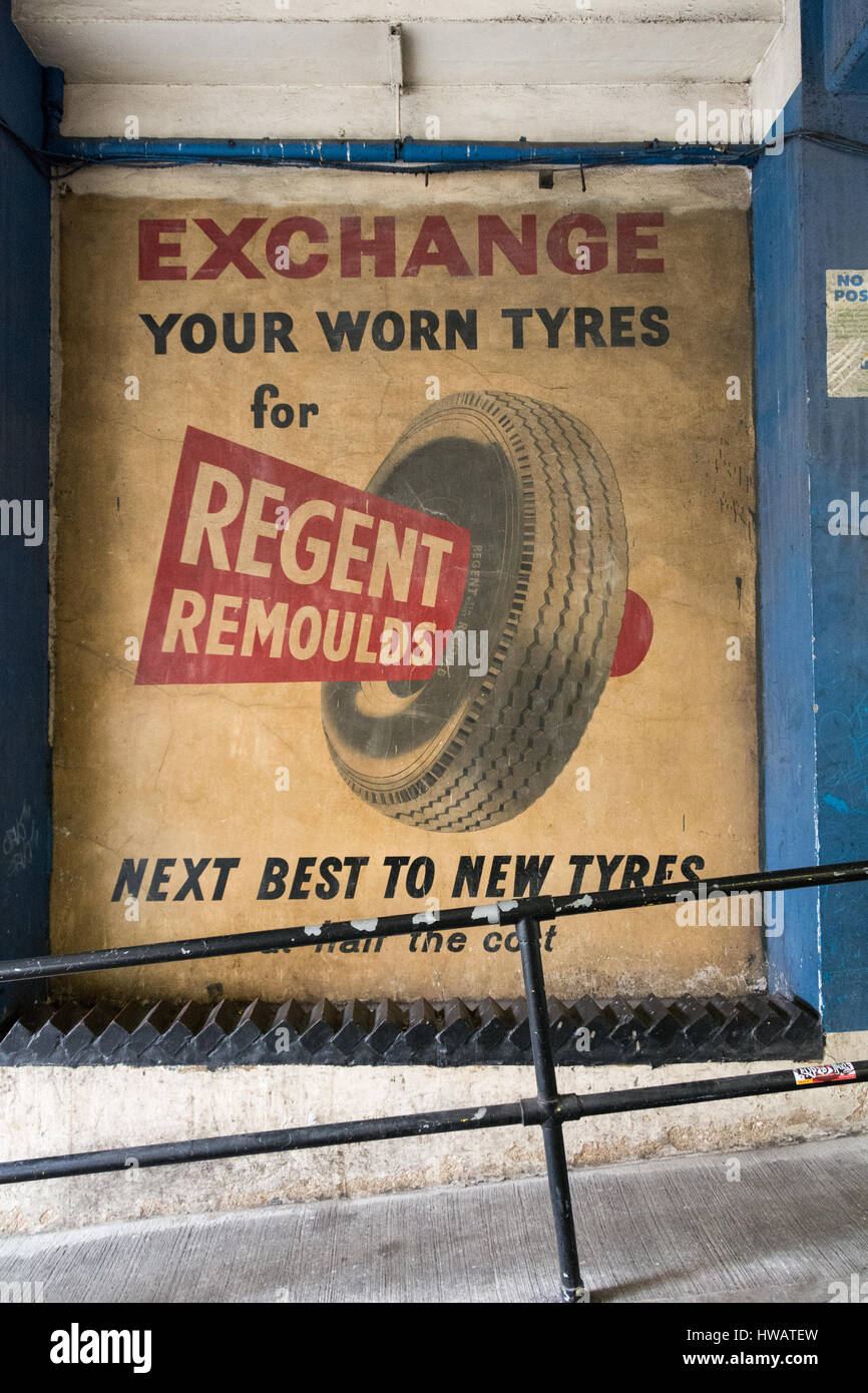 Eine Retro-Werbung für Regent Remold Reifen in der Poland Street, Soho, London, England, Großbritannien Stockfoto