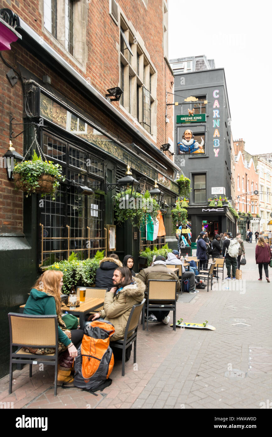 Das Shakespeare Head Pub auf der Carnaby Street, London, UK Stockfoto