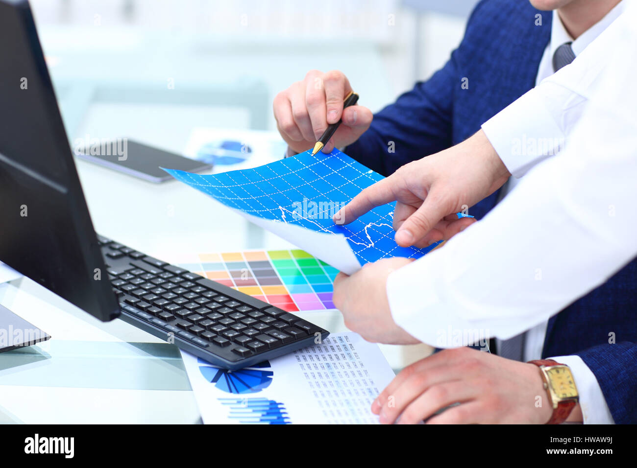 Gruppe von Geschäftsleuten beschäftigt diskutieren finanzielle Angelegenheit treffen Stockfoto