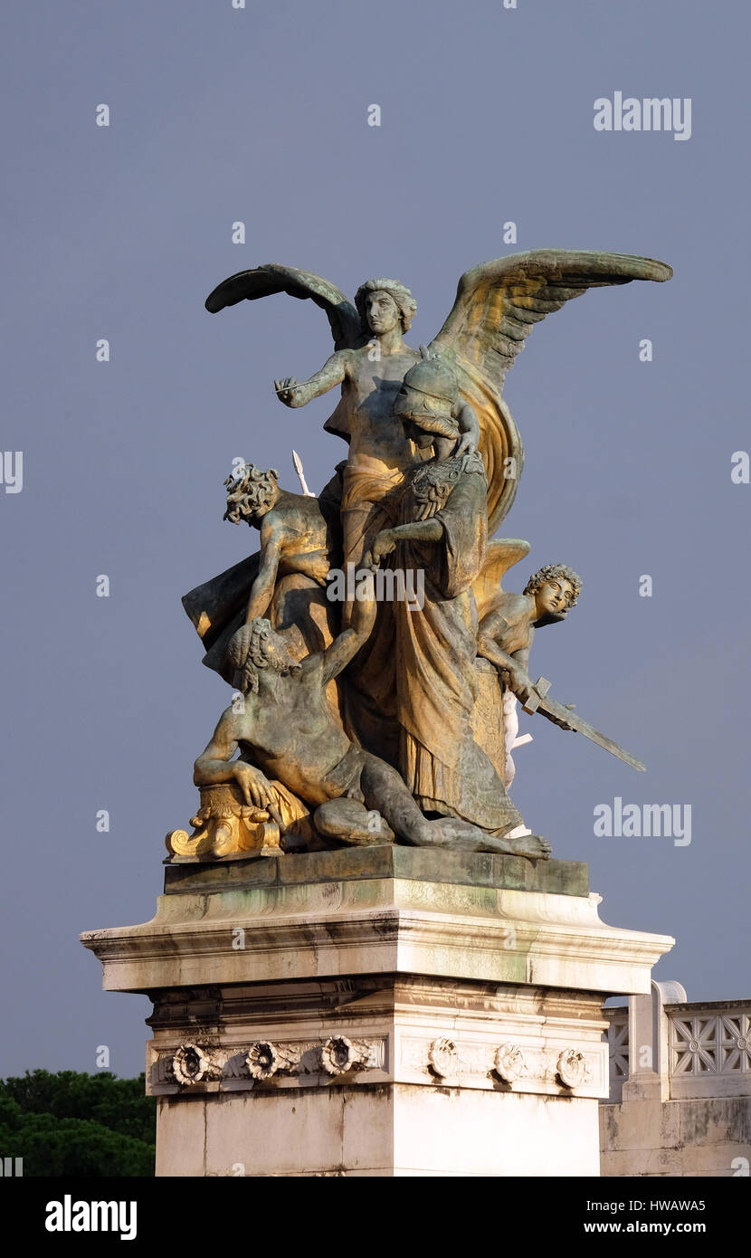 Statue des Gedankens von Giulio Monteverde in das Denkmal für Victor Emmanuel II geschnitzt. Venedig-Platz, Rom, Italien Stockfoto