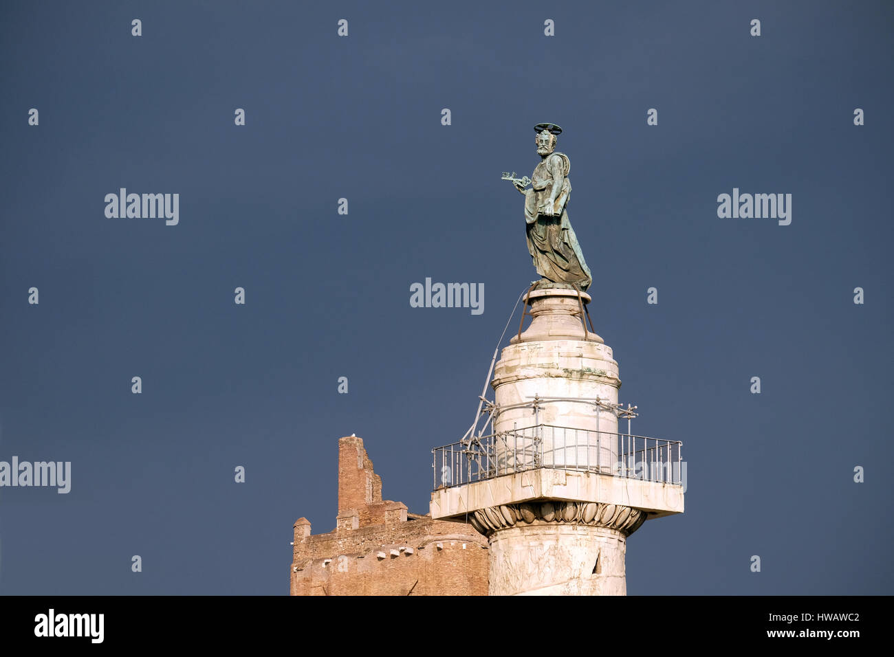 Bronze-Statue von St. Peter, Kirche der Heiligen Namen Mariens (Chiesa del Santissimo Nome di Maria al Foro Traiano) auf dem Forum des Trajan - Roman Cath Stockfoto