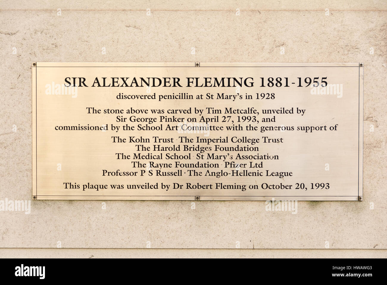 Plakette an Sir Alexander Fleming vor dem St. Mary's Hospital, Paddington, London, England, Großbritannien Stockfoto
