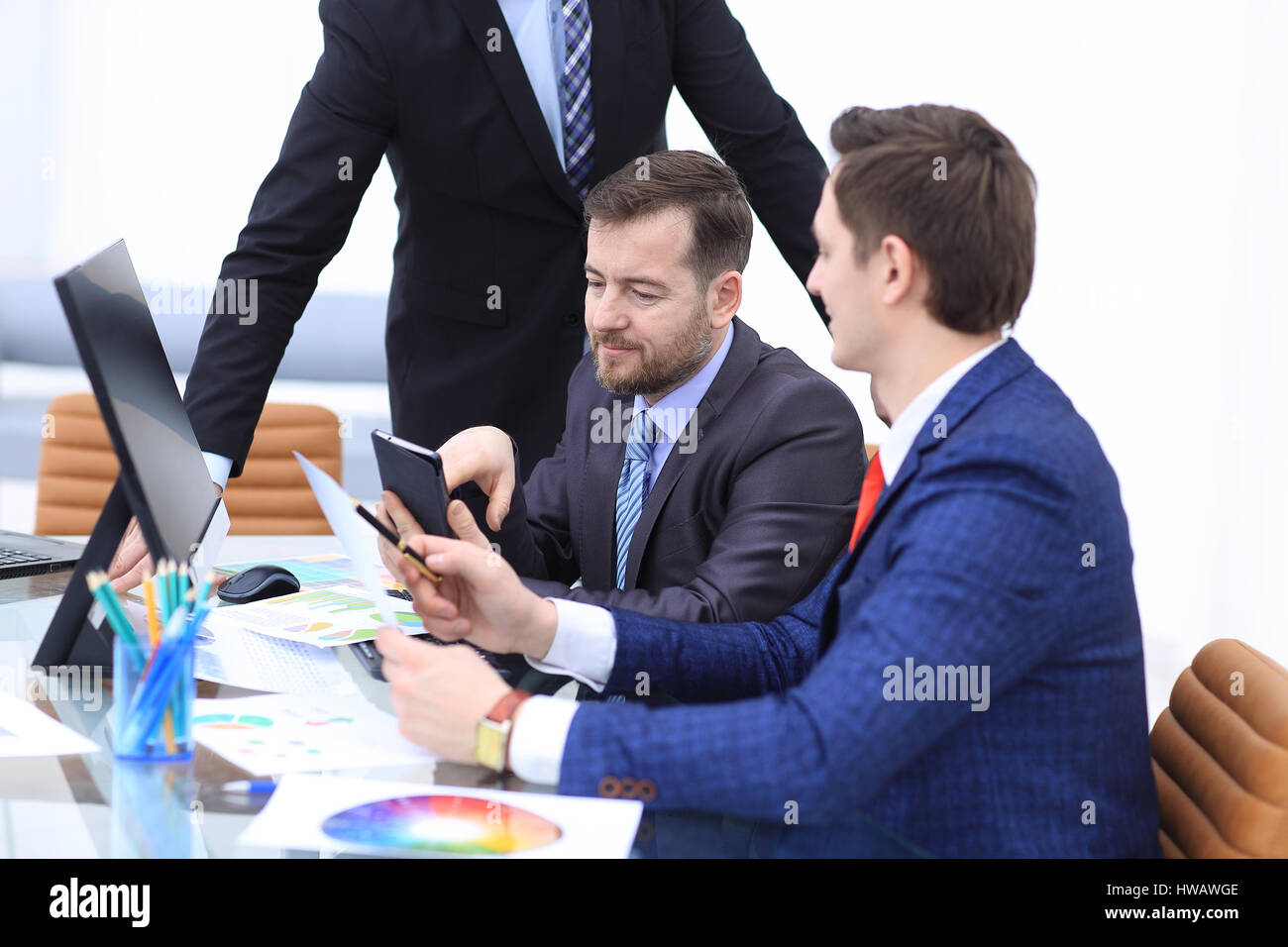 Kolleginnen und Kollegen Geschäftsmann diskutieren Daten und digitale Tablet und Computer Laptop mit Smartphone mit digitalen Geschäftsstrategie auf hölzernen Schreibtisch als konzeptuelle Stockfoto