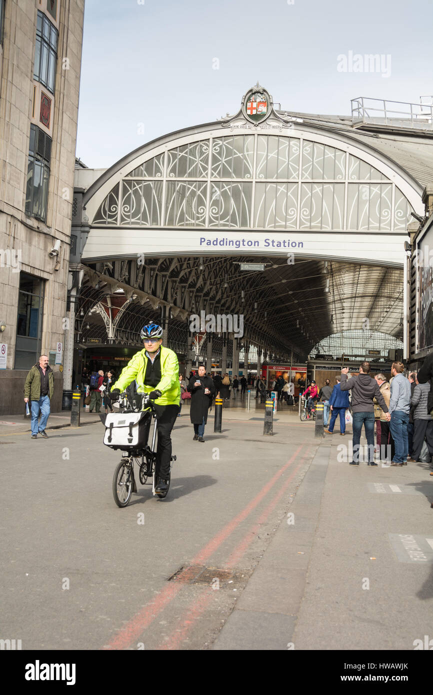 Pendler und Reisende am Bahnhof Paddington in London, England, Großbritannien Stockfoto