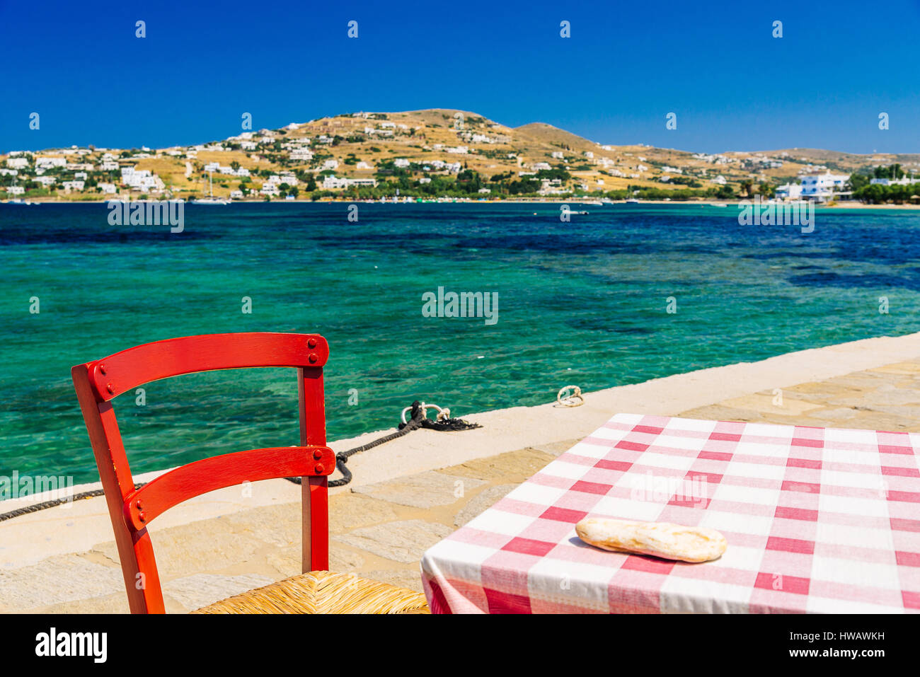 Niedliche kleine Taverne durch die Insel Meer, Parikia, Paros, Kykladen, Griechenland Stockfoto
