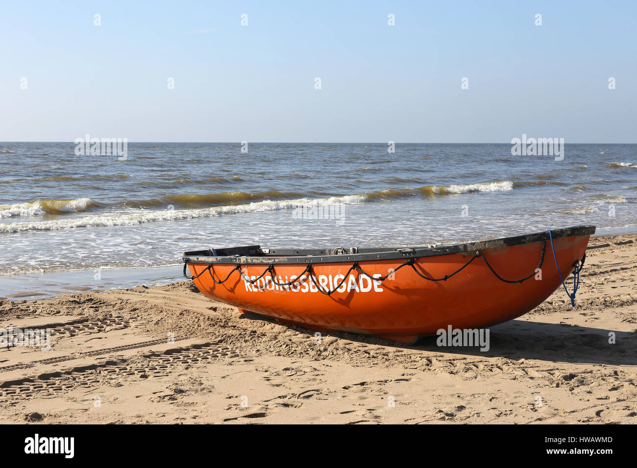 Boot des Vereins niederländischer Rettungsschwimmer am Strand von Katwijk Stockfoto