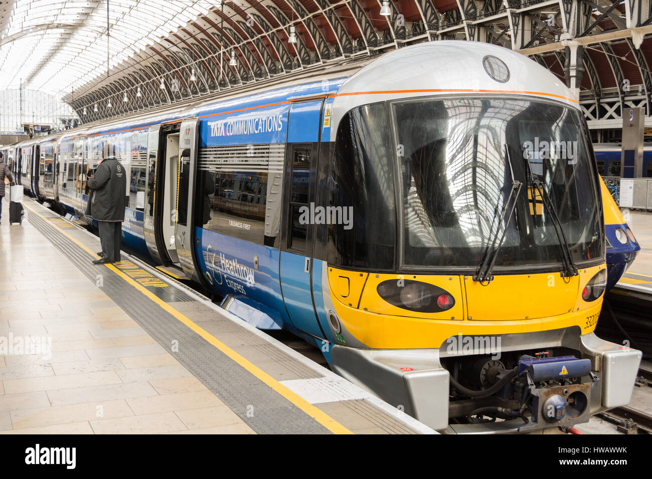 Tata Communications Heathrow Express-Zug am Bahnhof Paddington, London, UK Stockfoto