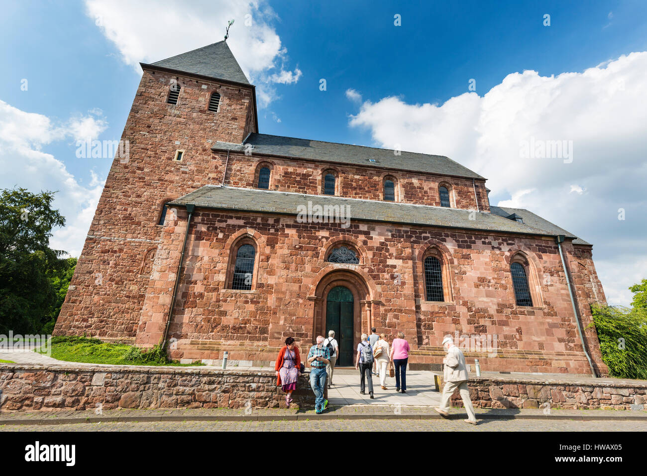 NIDEGGEN - 14 AUGUST: Die Kirche St. Johannes Baptist im Schloss Burg Nideggen in der Eifel, Deutschland am 14. August 2016. Stockfoto