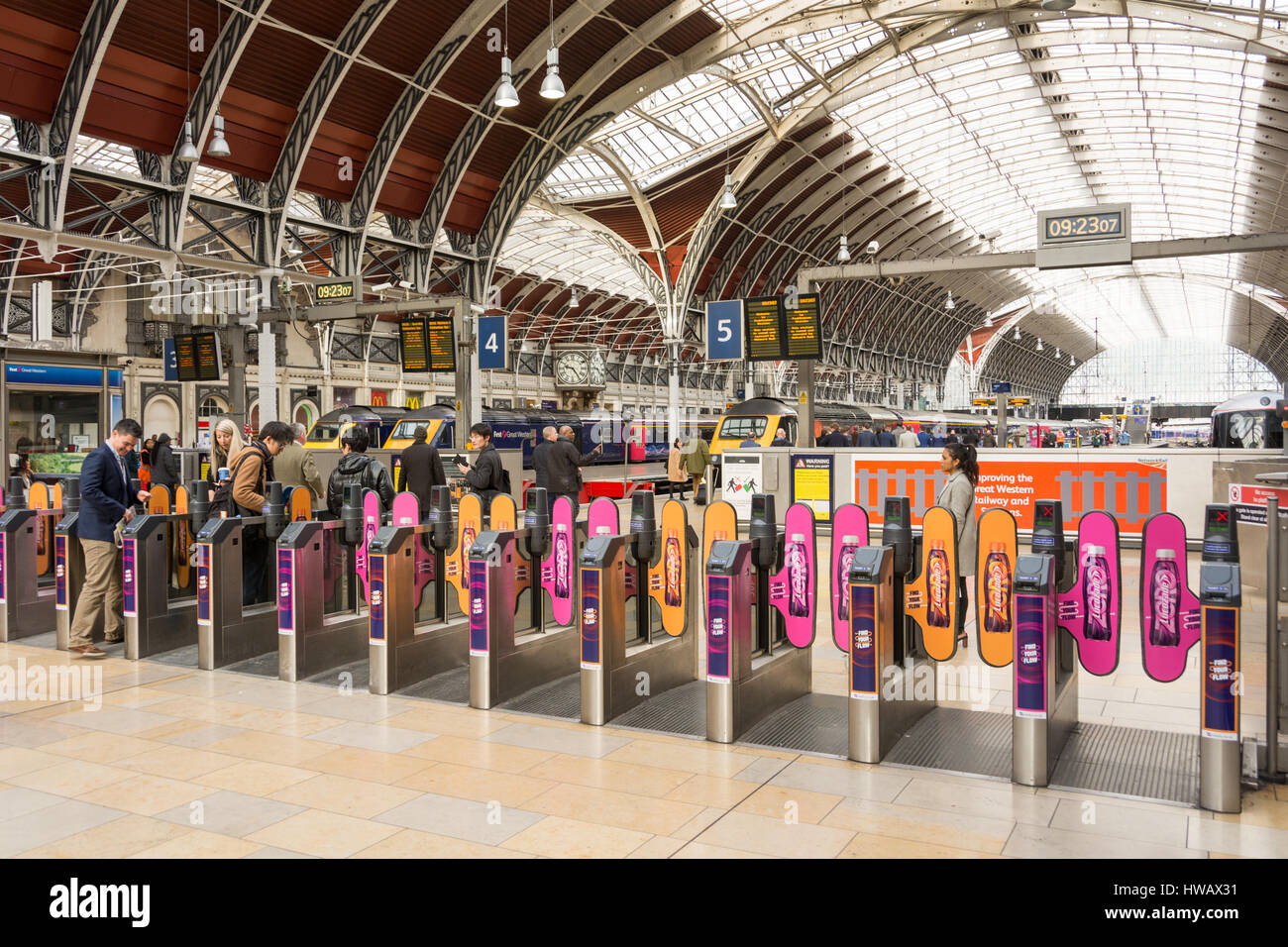 Bunte Schranken am Bahnhof Paddington in London, England, Großbritannien Stockfoto