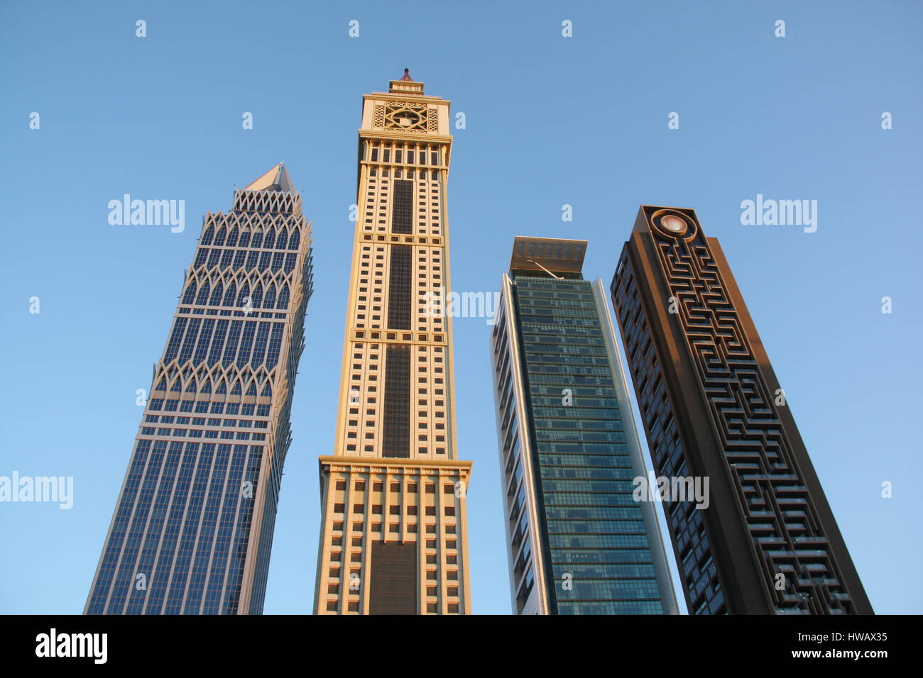 Schöne Wolkenkratzer in Dubai mit einem interessanten Architecutural Bund. Stockfoto