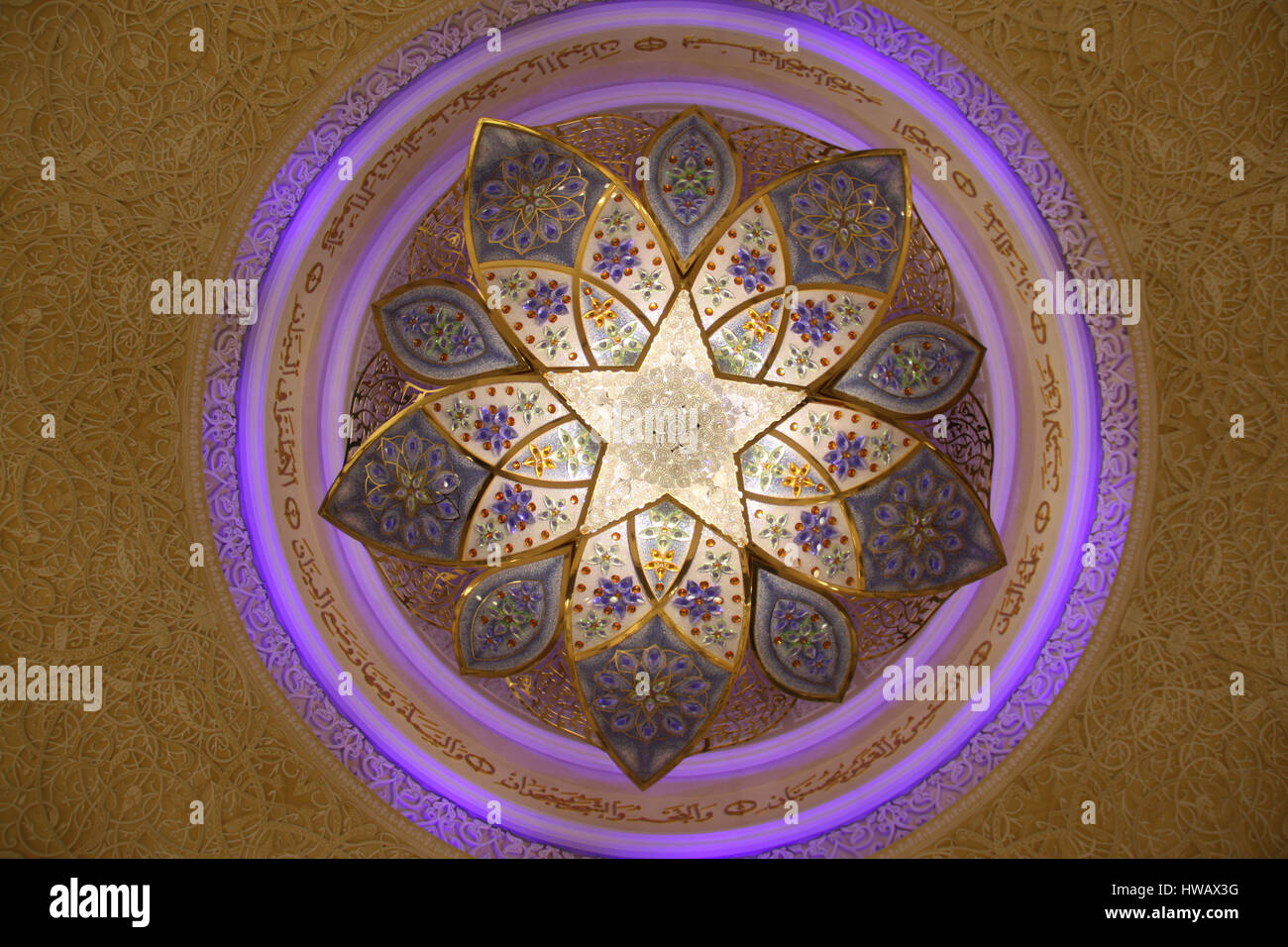 Eine schöne Kronleuchter mit arabischen Design an der Decke der großen Moschee in Abu Dhabi. Stockfoto