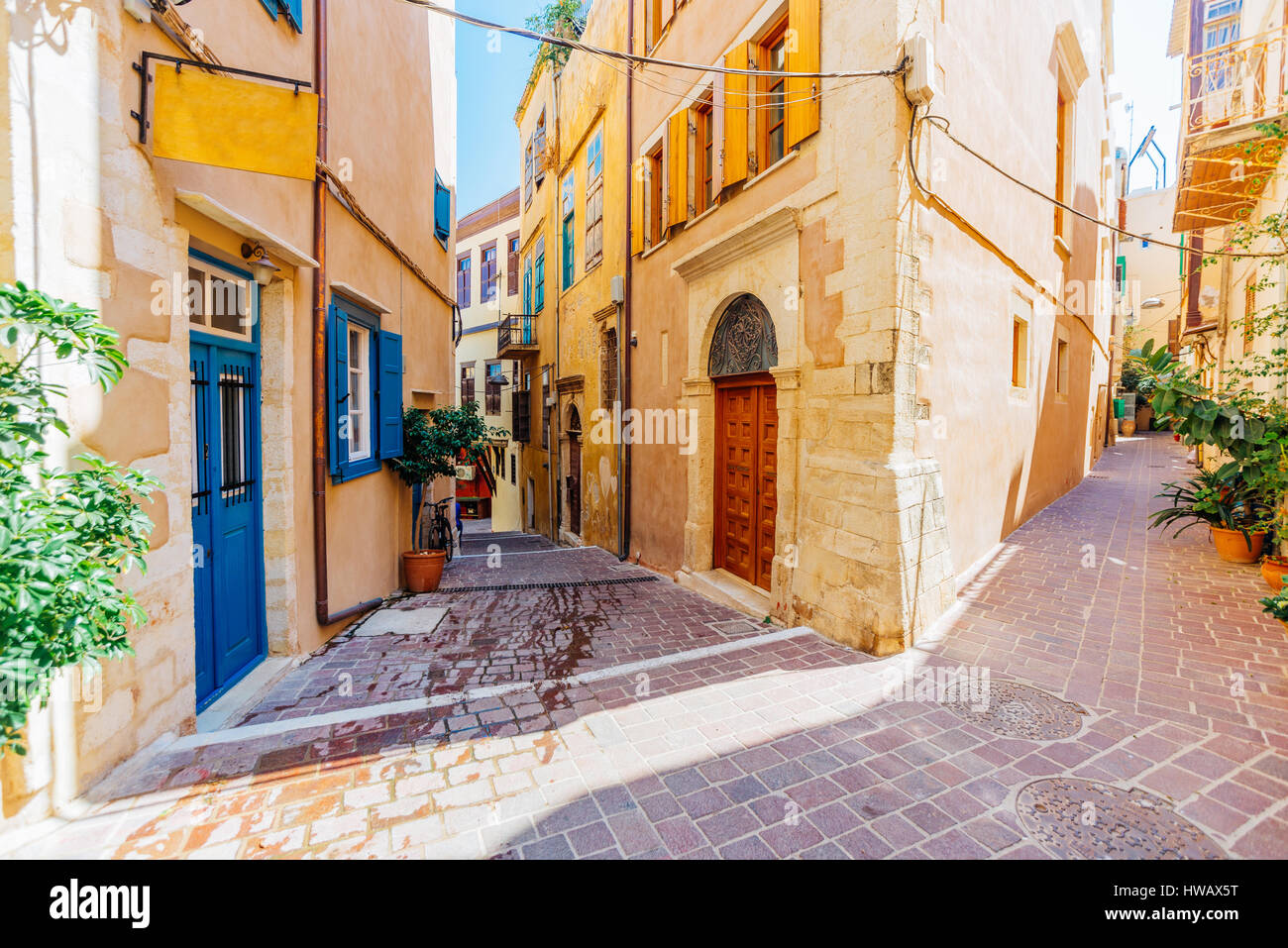 Venezianische Architektur in engen gepflasterten Straßen der Altstadt von Chania auf Kreta, Griechenland Stockfoto