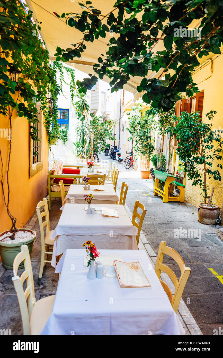 Eine Straße mit Taverne in Rethymno, Kreta Stockfoto