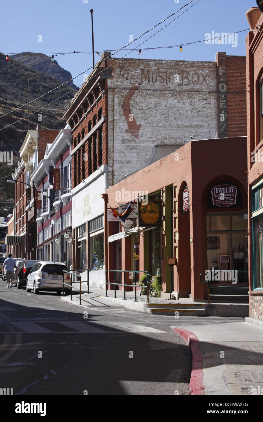 Hauptstraße an einem sonnigen Tag, Historic District, Bisbee, Arizona, USA, Vereinigte Staaten Stockfoto