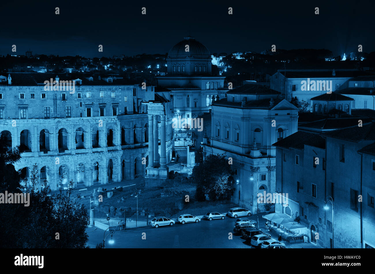 Rom auf der Dachterrasse Blick mit Straße und alte Architektur in Italien in der Nacht. Stockfoto