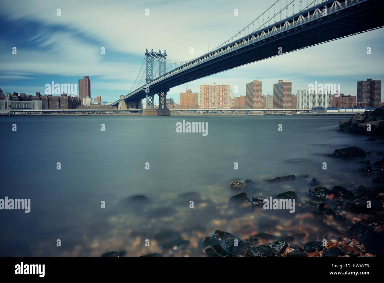 Manhattan Bridge und die Innenstadt von New York City waterfront Stockfoto