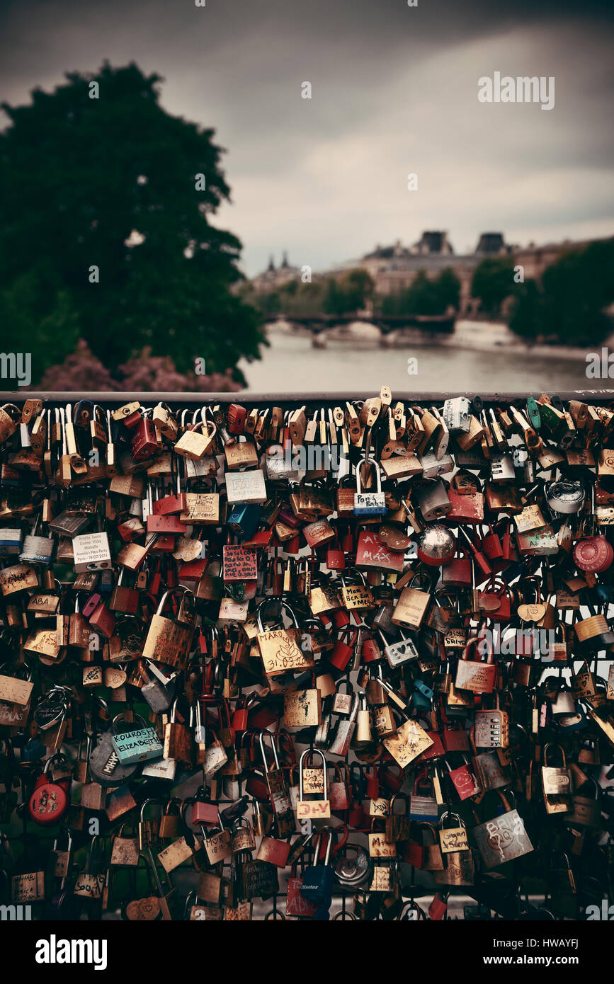 Riesige Menge von Vorhängeschlössern an Brücke über den Fluss Seine in Paris Stockfoto