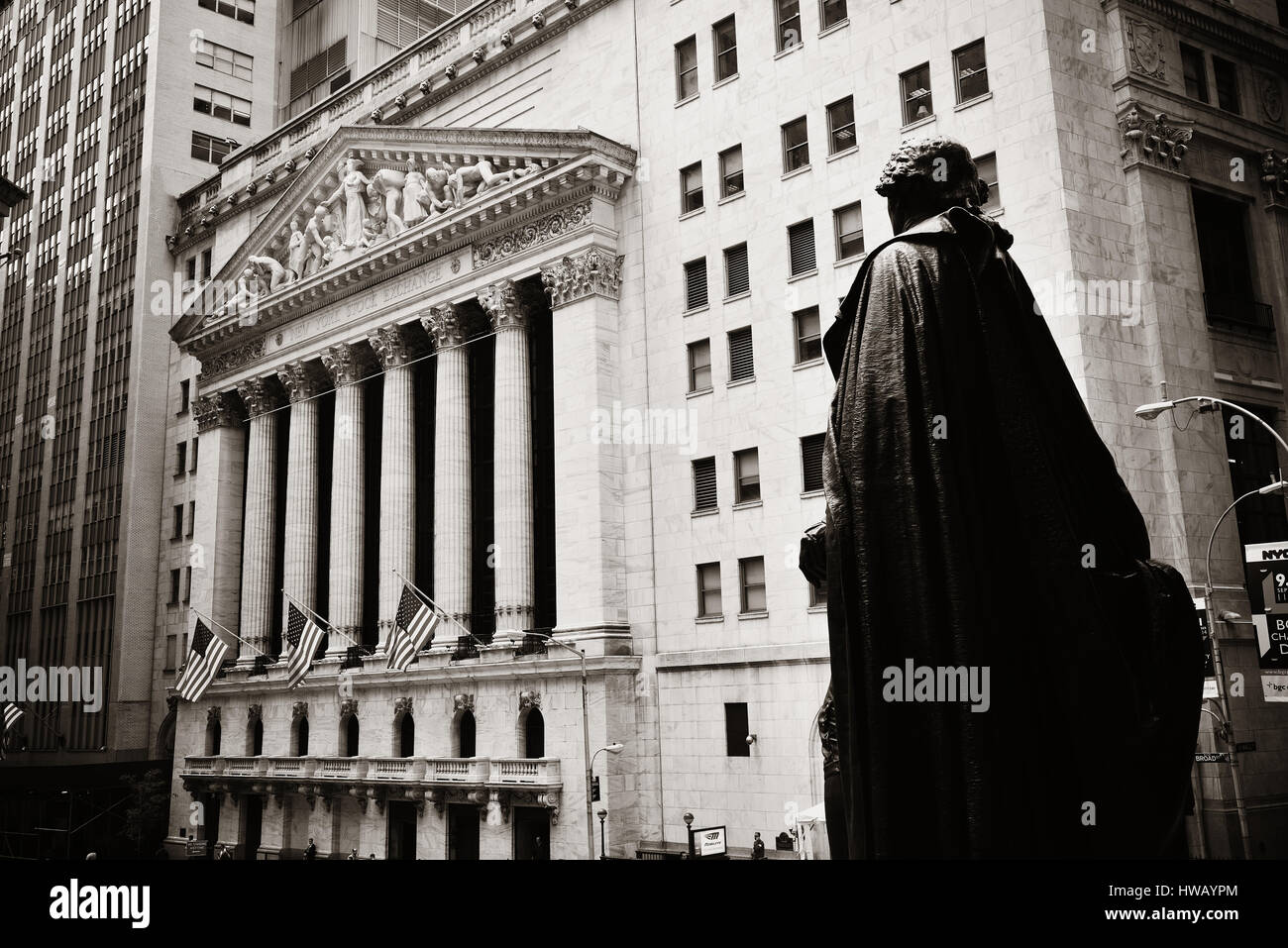 NEW YORK CITY - SEP-5: Wall Street mit Wolkenkratzern auf 5. September 2014 in Manhattan, New York City. Wall Street Finanzviertel, mit großen excha Stockfoto