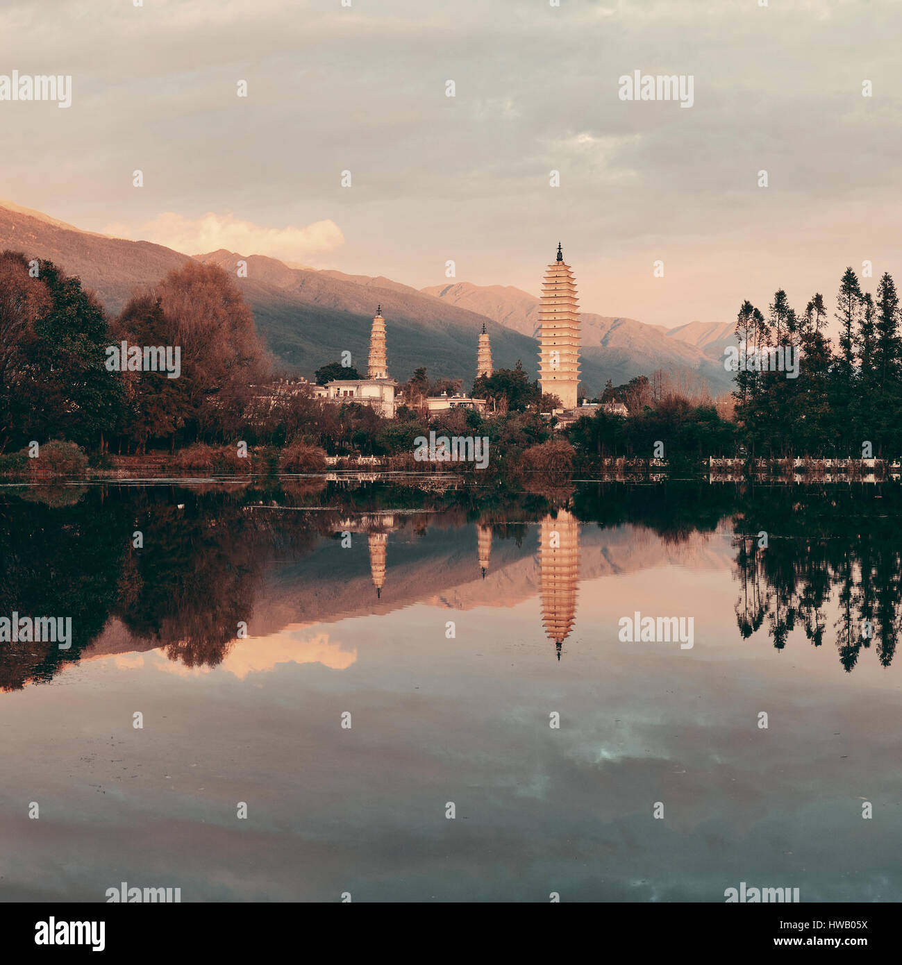 Sonnenaufgang mit See Reflexionen in Dali, Yunnan, China. Stockfoto