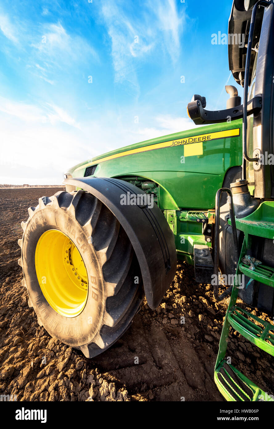 Varna, Bulgarien - 5. März 2017 pflügen ein Feld mit John Deere Traktor. John Deere wurde 1995-1999 hergestellt und es hat JD 7,6 L oder 8,1 L 6-Zyl d Stockfoto