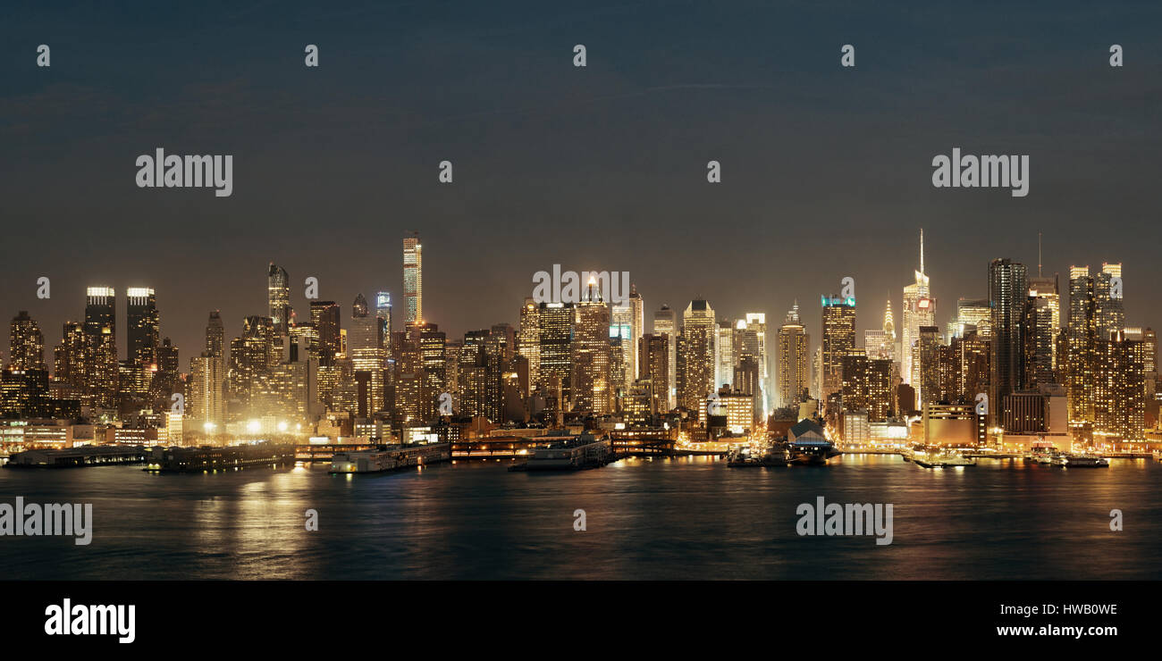 Skyline von Midtown über Panorama des Hudson River in New York City mit Wolkenkratzern in der Nacht Stockfoto