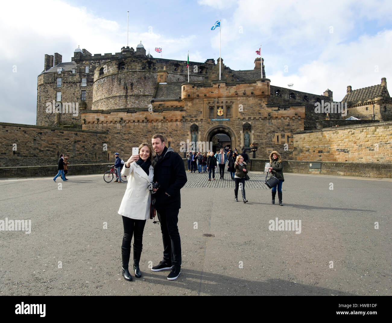 Touristen nehmen an der Edinburgh Castle Esplanade mit dem Schloss hinter ein Selbstporträt. Stockfoto