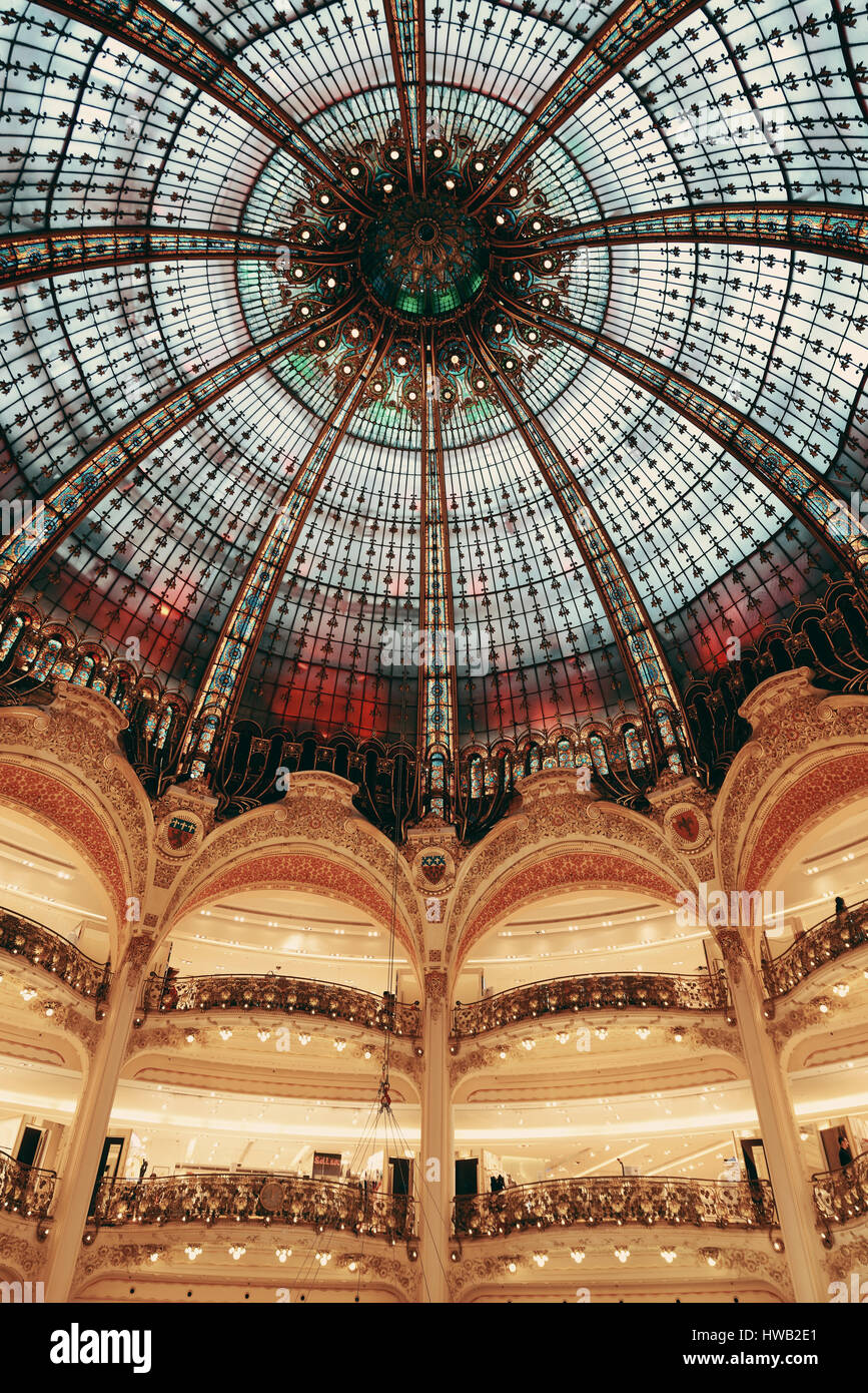 PARIS, Frankreich - Mai 13: Galeries Lafayette Innenansicht auf 13. Mai 2015 entworfen vom Architekten Georges Chedanne sowie das berühmte Kaufhaus, es Stockfoto