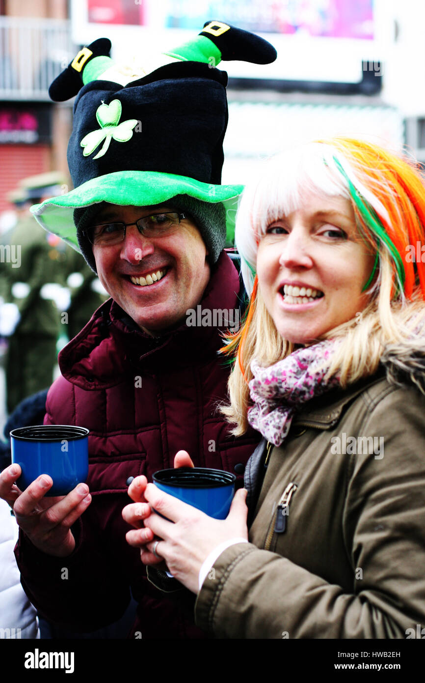 ST Patricks Day Parade, Dublin, Irland irisches Konzept, feiert Konzept, Dressup, grüne Menschen tragen Hats Pergs, hat Wig, Tri-Color Trinktee Stockfoto