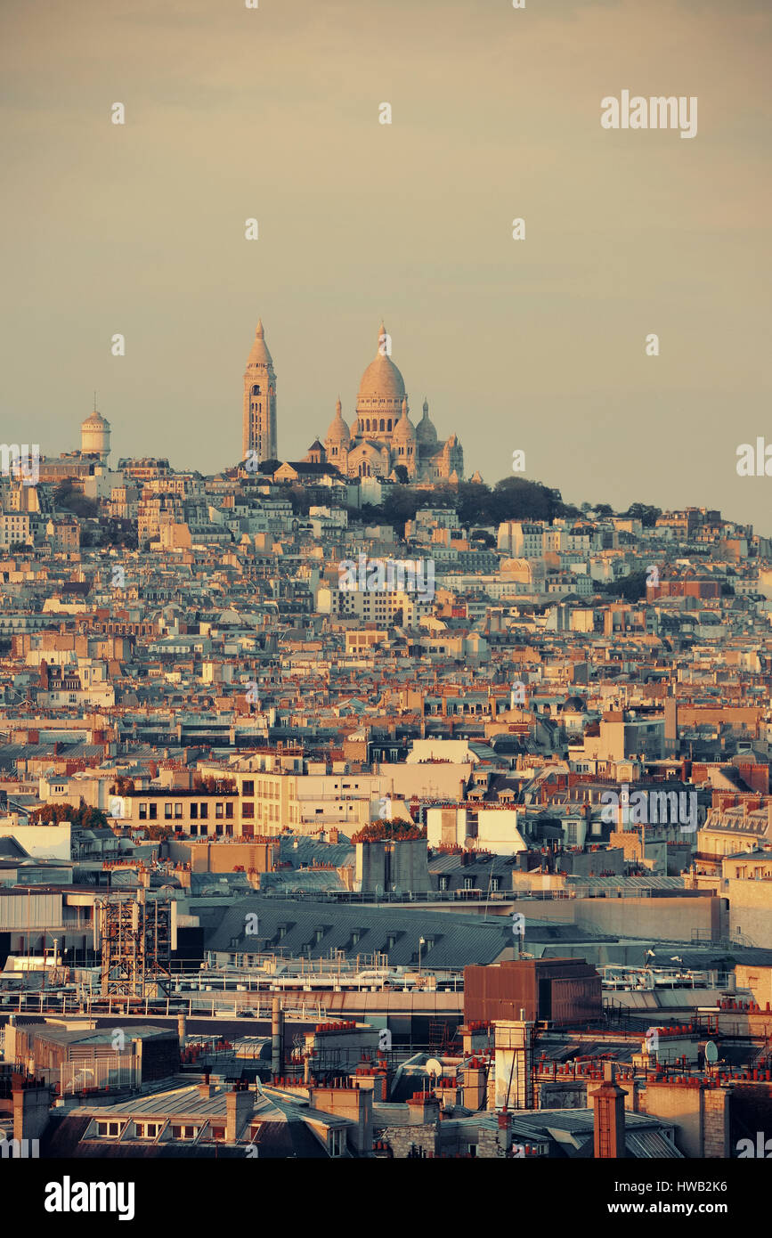 Paris Dachterrasse mit Blick auf die Skyline der Stadt und Sacre Coeur in Frankreich. Stockfoto