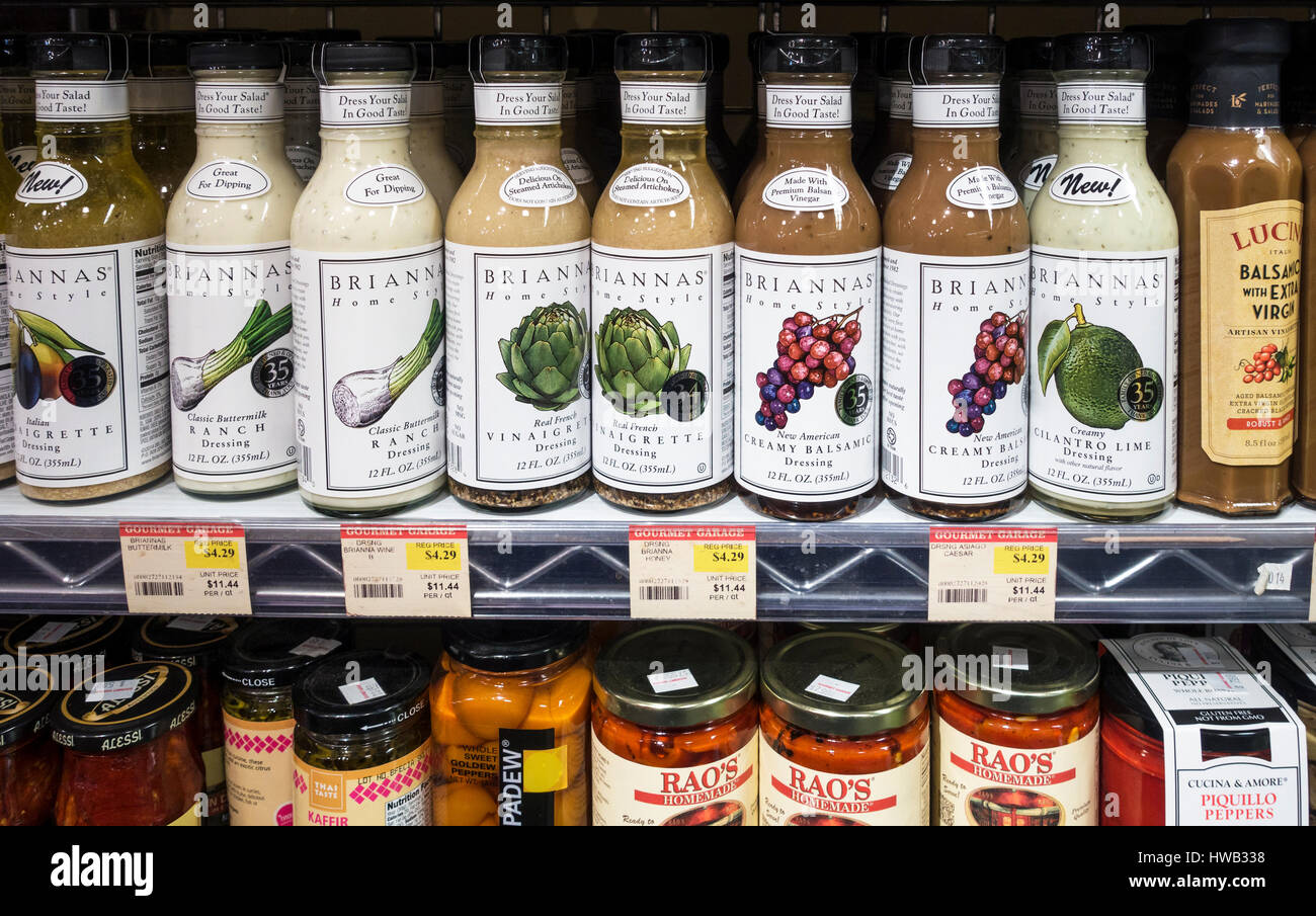 Eine Vielzahl von vorbereiteten Salat-dressings Stockfoto