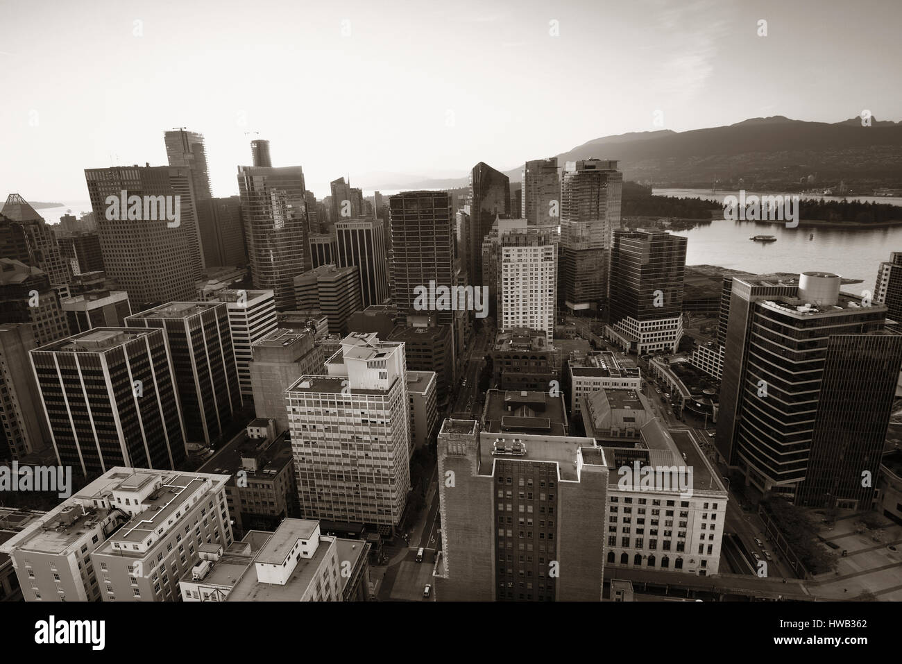 Vancouver Blick von der Dachterrasse mit städtischen Architekturen bei Sonnenuntergang. Stockfoto